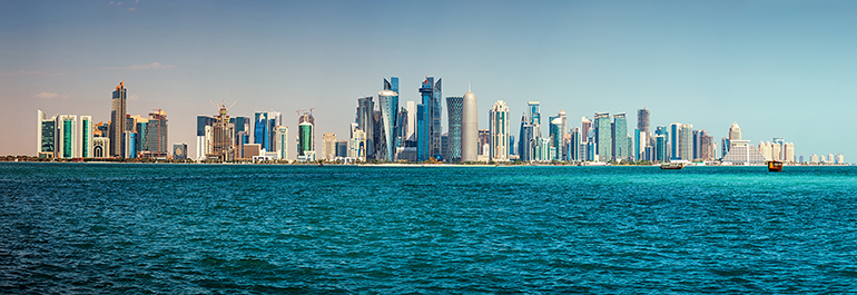 푸른색 바다와 카타르 도시 전경이 아름답습니다.